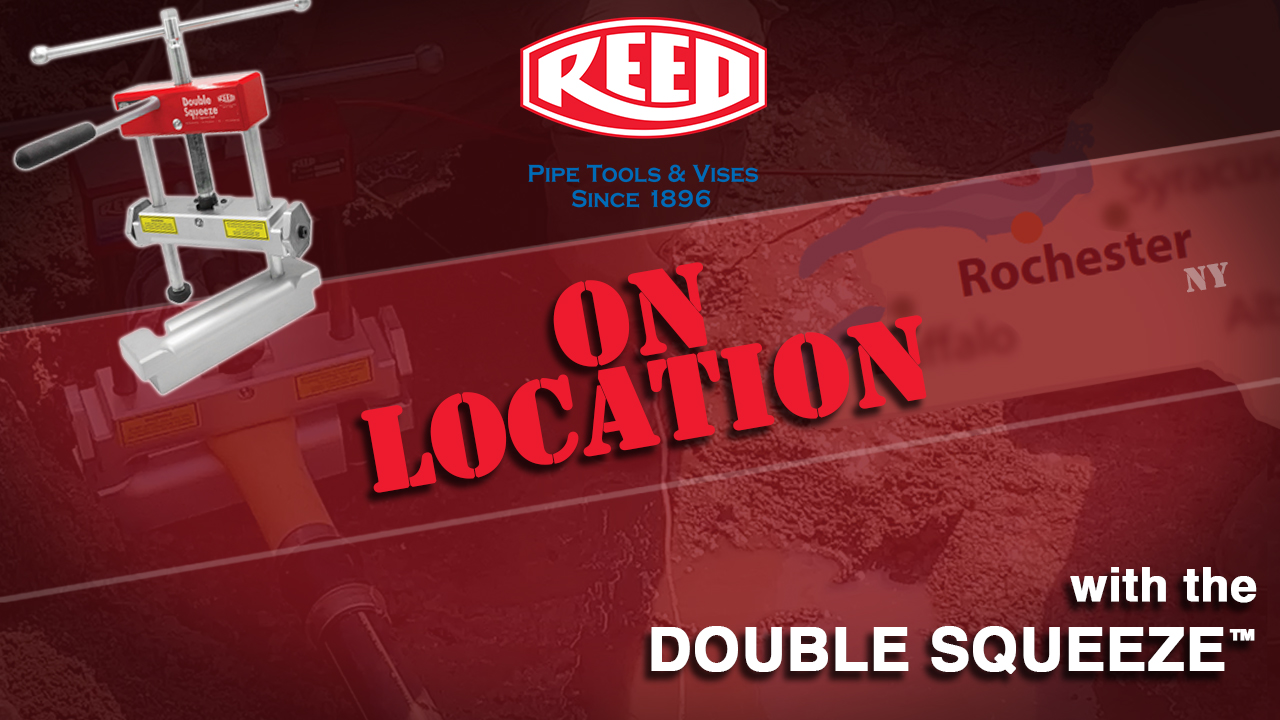 Outil de compression de tuyau en PE Double Squeeze™ sur un chantier